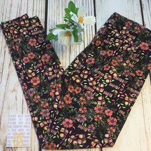 🌺Flower print pink  & black silky soft NWT O/S